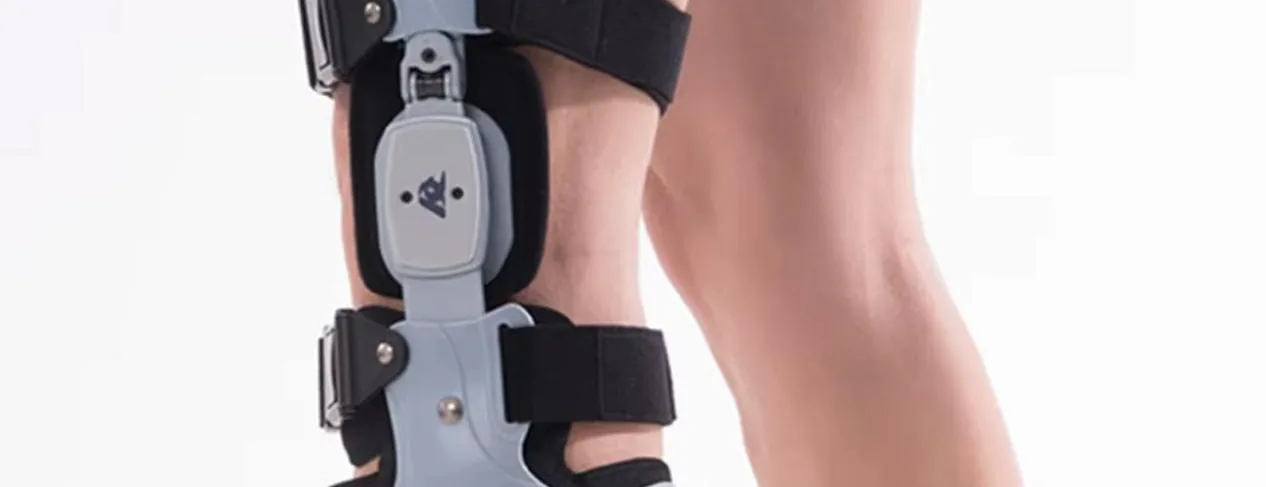 Close-up of the OA Knee Brace hinge, condyle pad and quick-release strap buckles