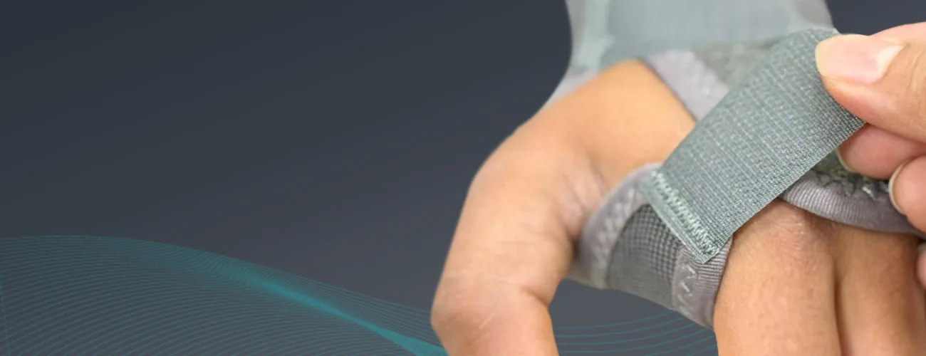 Tynor Elastic Wrist Splint close-up: hook-loop closure