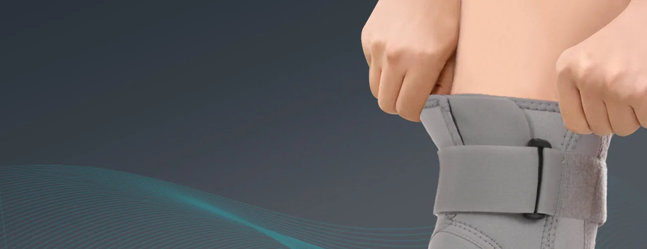 Tynor Knee Support Hinged (Neoprene) close-up: pull-on sleeve