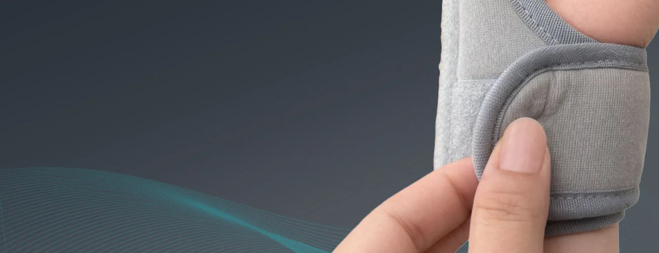 Tynor Thumb Spica Splint close-up: wrist strap