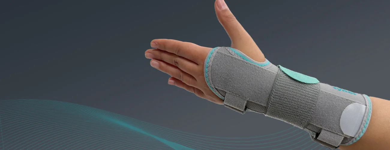 Tynor Wrist Splint Ambidextros close-up: side view on the hand