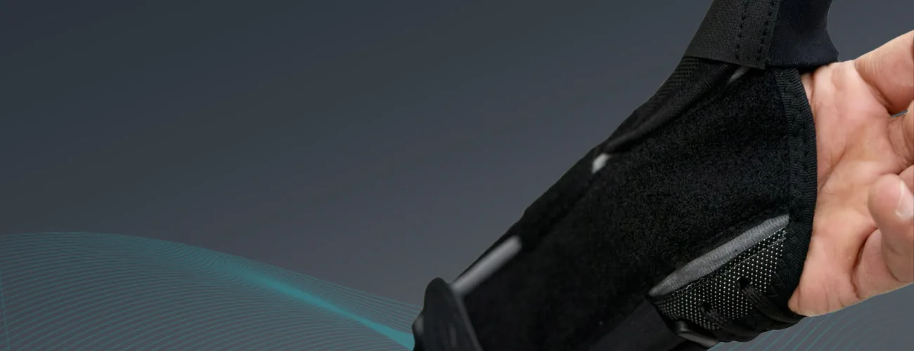 Tynor Wrist Splint With Thumb close-up: ends at the palm crease